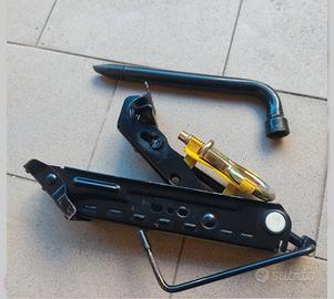 Krik completo per sostituzione ruota di scorta