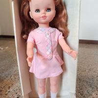 Bambola Singer con macchina da cucire e vestiti