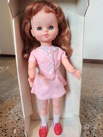 Bambola Singer con macchina da cucire e vestiti