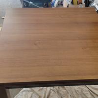 tavolo in legno con sedie 