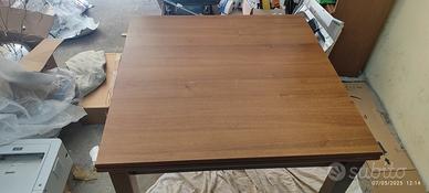 tavolo in legno con sedie 