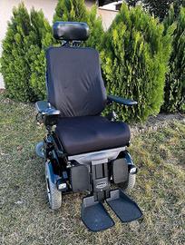 Sedia a rotelle elettrica con comando a joystick