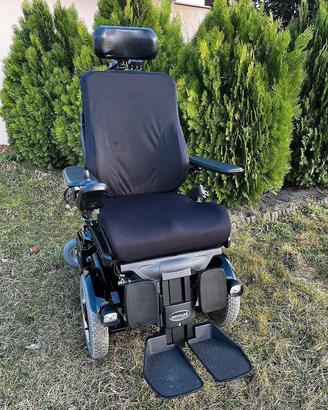 Sedia a rotelle elettrica con comando a joystick