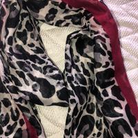 Sciarpa stampa animalier con bordi Rossi