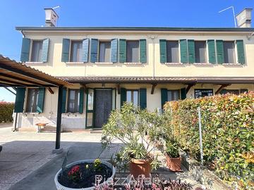 Porzione di casa accostata con giardino e orto