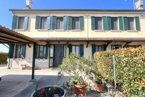Porzione di casa accostata con giardino e orto