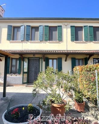 Porzione di casa accostata con giardino e orto
