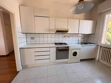 Cucina completa con elettrodomestici