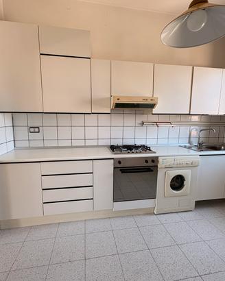 Cucina completa con elettrodomestici