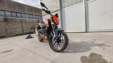 KTM Duke 125 (Akrapovič)