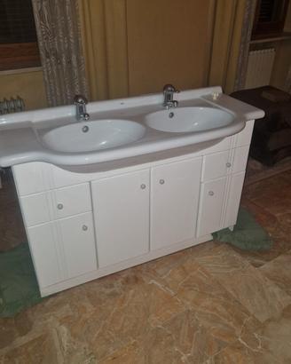 Mobile bagno con doppio lavabo in ceramica