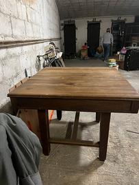 Tavolo in legno massiccio allungabile