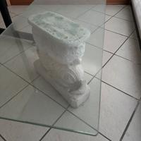 Tavolino in cristallo e base in cemento bianco