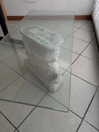 Tavolino in cristallo e base in cemento bianco