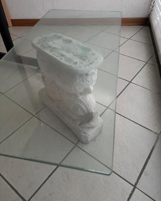 Tavolino in cristallo e base in cemento bianco