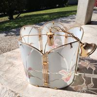 lampadario con decori e bordatura dorate