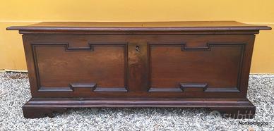 Cassapanca Emiliana antica in noce massello