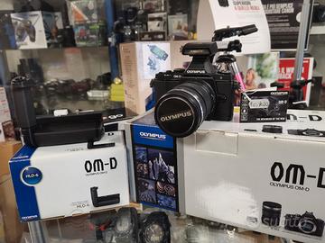 Olympus OM-D E-M5+Zuiko 12-50 e impugnatura HLD-6