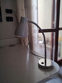lampada da scrivania bianca orientabile