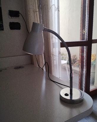 lampada da scrivania bianca orientabile