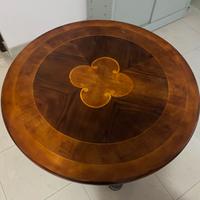 Tavolino rotondo in legno intagliato con finiture