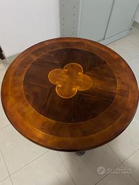Tavolino rotondo in legno intagliato con finiture
