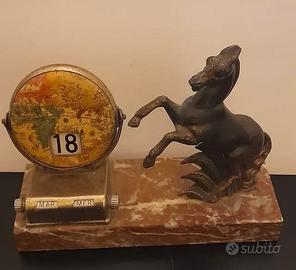Cavallo in metallo su base di marmo con datario.