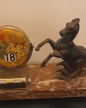 Cavallo in metallo su base di marmo con datario.