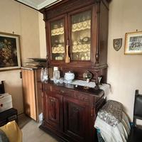 Credenza antica con ante vetrate