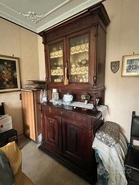 Credenza antica con ante vetrate