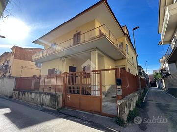 TRIFAMILIARE A GIUGLIANO IN CAMPANIA