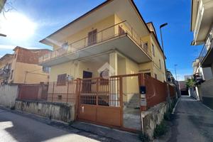 TRIFAMILIARE A GIUGLIANO IN CAMPANIA