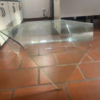 Tavolino in vetro curvato modello “a fazzoletto”