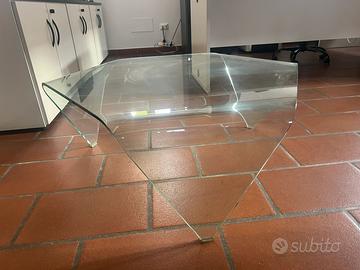 Tavolino in vetro curvato modello “a fazzoletto”