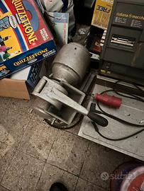 Tritacarne vintage in metallo