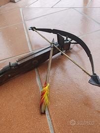 Balestra decorativa in legno con freccia