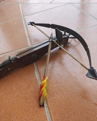 Balestra decorativa in legno con freccia