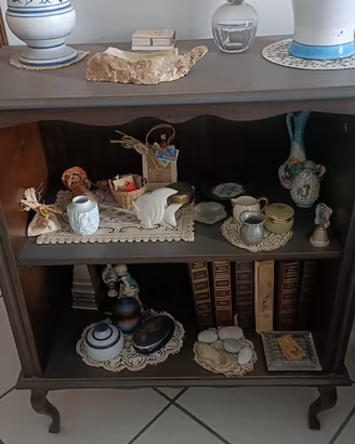 Mobiletto/ libreria bassa in noce, anni 40