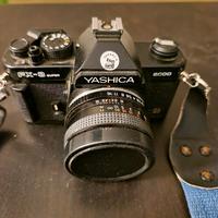 Die macchine fotografiche con accessori piu una te