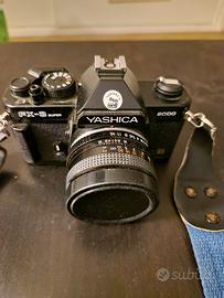 Die macchine fotografiche con accessori piu una te