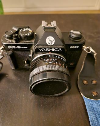 Die macchine fotografiche con accessori piu una te