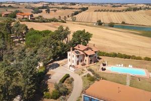 Villa di 350 m² con più di 5 locali e box auto a C