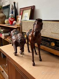 Coppia di cavalli in pelle