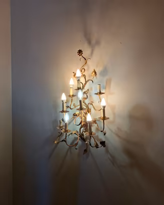 Grande applique vintage 8 luci in ferro dorato