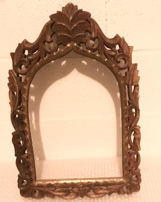 Cornice in legno scolpita