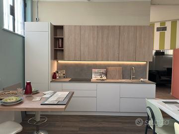 Cucina d’esposizione in laminato.