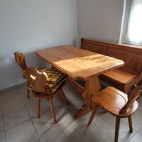 Tavolo in pino con sedie 