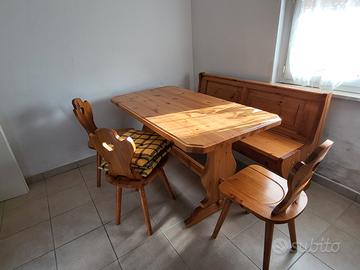 Tavolo in pino con sedie 