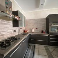 Cucina completa con accessori e tavolo.