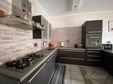 Cucina completa con accessori e tavolo.